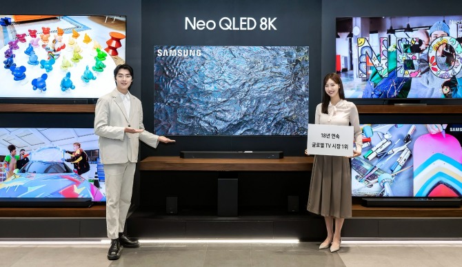 삼성전자 모델이 18년 연속 글로벌 TV 시장 1위를 달성한 삼성전자의 TV 제품들을 선보이고 있다. 사진=삼성전자