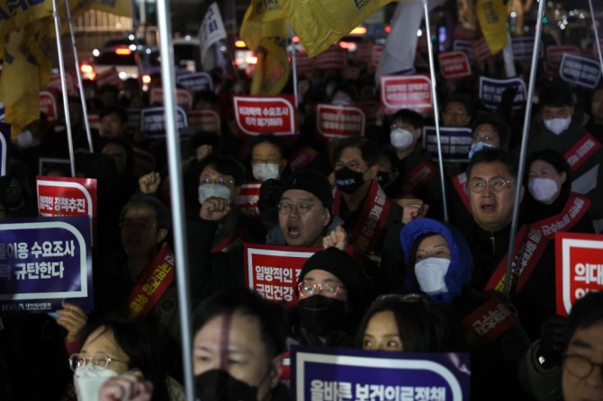 의사들이 지난 15일 오후 서울 용산구 대통령실 앞에서 의대정원증원 필수의료패키지 저지를 위한 궐기대회를 열고 있다. 사진=뉴시스