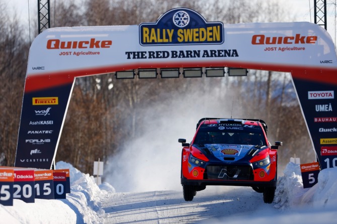 2024 WRC 스웨덴 랠리에서 우승을 차지한 에사페카 라피(Esapekka Lappi) 선수가 i20 N 모델을 타고 체크포인트를 통과하고 있다 사진=현대자동차