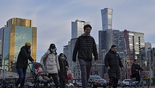 2024년 2월 8일 중국 베이징의 중앙 업무 지구에서 보행자들이 걷고 있다. 사진=AP/연합뉴스