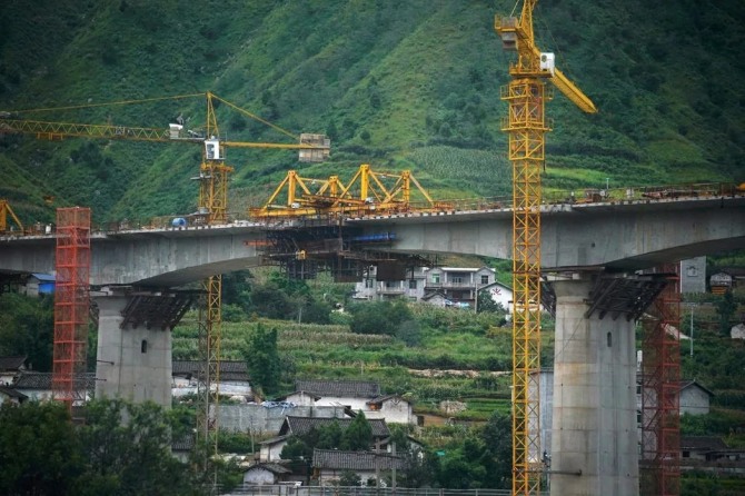 중국 쓰촨성 량산이족 자치현에서 정부가 주최한 미디어 투어에서 공개한 다리 건설 현장이 보인다. 사진=로이터 