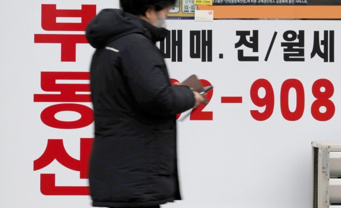 한국은행이 20일 발표한 '2023년 4분기 가계신용(잠정)' 통계에 따르면 지난해 4분기 기준 가계신용 잔액은 1886조4000억원으로 집계돼 전분기(1878조3000억원) 보다 0.4%(8조원) 증가했다. 사진은 이날 서울 시내 부동산중개업소 모습. 사진=뉴시스