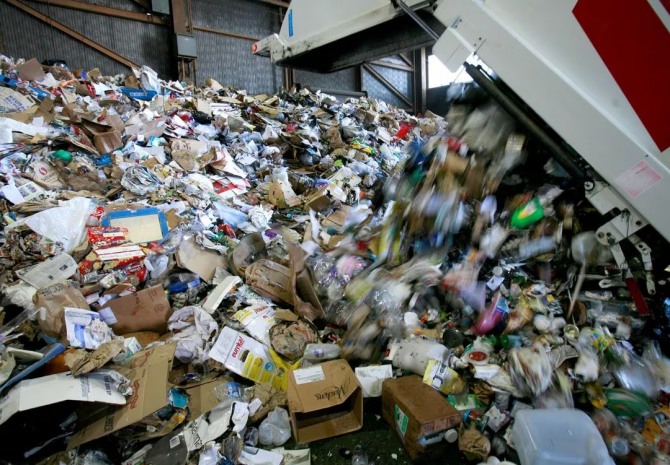 캘리포니아 샌프란시스코에 있는 리콜로지에서 쓰레기가 내려지고 있다. 이 회사는 매일 750톤 이상의 플라스틱, 종이, 유리 쓰레기를 작은 정육면체로 압축한다. 사진=로이터 