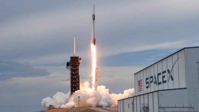 일론 머스크의 우주기업 스페이스X가 지난해 5월 21일(현지 시간) 플로리다주 케네디 우주센터에서 인공위성을 발사하고 있다. 사진=로이터