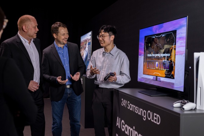 20일(현지시각) 독일 프랑크푸르트 '2024 유럽 테크세미나'에서 참석자들이 삼성전자의 2024년형 OLED 신제품을 살펴보고 있다. 사진=삼성전자