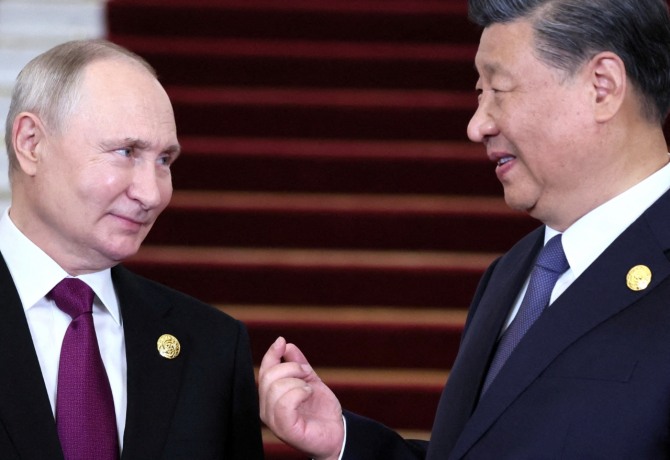 푸틴 러시아 대통령(왼쪽)과 시진핑 중국 국가주석은 강권 통치로 정권을 유지하고 있지만 약점을 보이면 정권유지는 힘들어진다. 사진=로이터