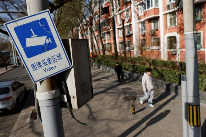중국 베이징의 한 거리에 그 지역이 비디오 감시하에 있음을 알리는 표지판이 기둥에 그려져 있다. 사진=로이터 