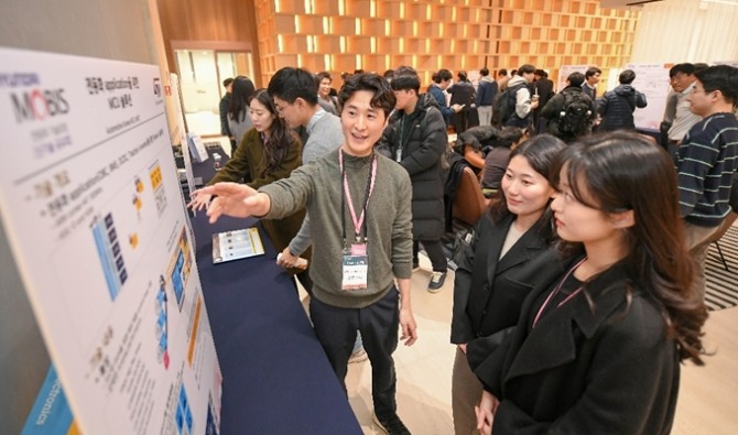 현대모비스가 지난 20일 경기도 의왕 전동화 연구소에서 산-학-연 합동 ‘전동화 기술 포럼’을 개최했다. 차량 전동화 분야 기술협력 생태계 구축을 위한 이 자리에는 대학과 연구기관, 혁신기술을 보유한 전문사 등 230여명이 참석하며 큰 호응을 얻었다. 관계자가 기술정보를 소개하고 있다. 사진=현대모비스