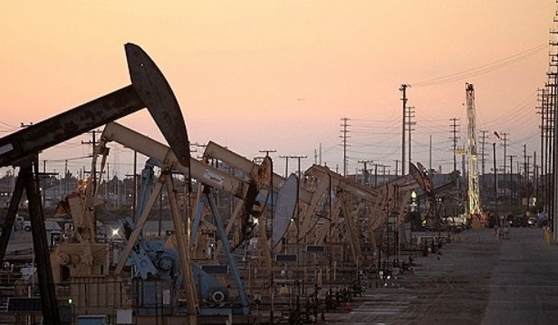 2013년 7월 30일 캘리포니아 롱비치 근처 웰밍턴 필드에서 원유를 추출하고 있다. 사진=로이터/연합뉴스