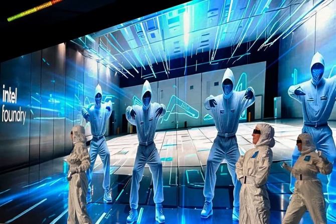 인텔이 21일(현지 시간) 미국 캘리포니아주 새너제이 맥에너리 컨벤션센터에서 개최한 행사에서 댄서들이 춤을 추고 있다. 사진=로이터