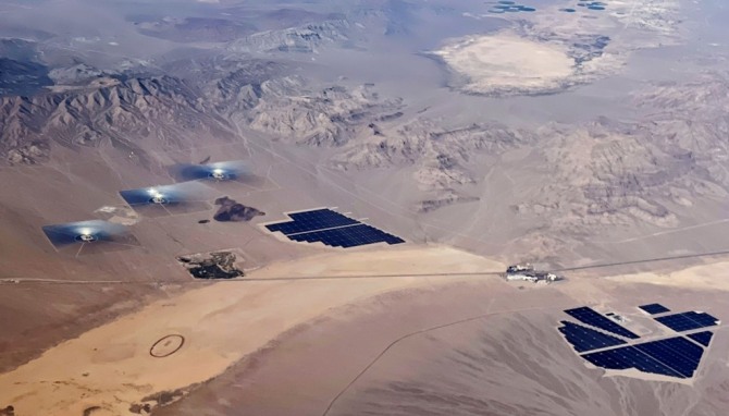미국의 에너지 기업 브라이트소스가 캘리포니아주 닙턴의 모하비 사막에 설치한 세계 최대의 태양광 발전소 '아이반파 솔라 일렉트릭 제너레이션 시스템'의 패널들이 2021년 11월 11일(현지시간) 햇빛을 반사하고 있다. 사진=연합뉴스 