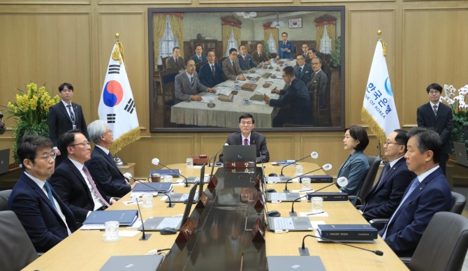 이창용 한국은행 총재가 22일 오전 서울 중구 한국은행에서 열린 금융통화위원회 본회의에서 회의를 주재하고 있다. 사진=한국은행