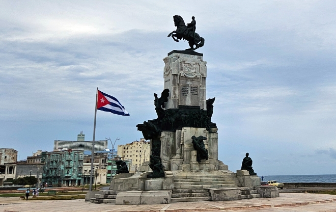 지난 18일(현지시간) 쿠바 아바나 안토니오마세오 공원에 있는 쿠바 국기가 바람에 펄럭이고 있다. 사진=연합뉴스