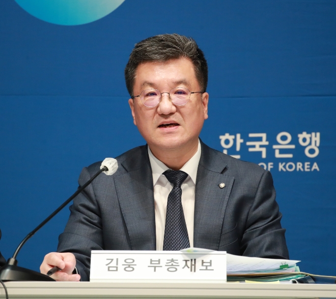 김웅 한국은행 부총재보가 22일 오후 서울 중구 한국은행에서 열린 경제전망 설명회에서 발언하고 있다.