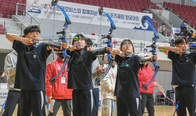 현대모비스가 지난해 12월 충남 천안 남서울대학교에서 개최한 ‘학교스포츠클럽 양궁대회’에서 참가 학생들이 진지한 모습으로 활시위를 당기고 있다. 사진=현대모비스