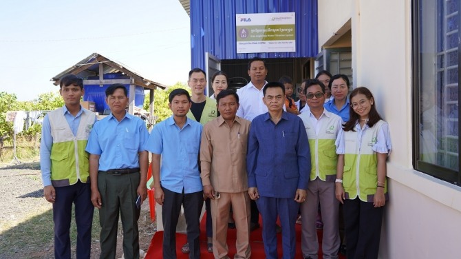 지난 1월 18일 캄보디아 라타나키리 주 스레이 앙끄롱 보건소에서 굿네이버스 및 캄보디아 현지 관계자들이 보건소 이양식 기념 사진을 촬영하고 있다.  /사진=휠라