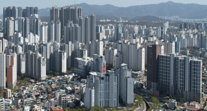 건설사들이 내놓은 할인 분양 정책이 기존 입주민들의 반발을 사며 갈등이 발생하고 있다. 대구 도심 아파트의 모습. 사진=뉴시스