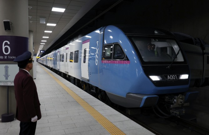 수서~동탄 구간을 운행하는 GTX-A 시범 열차가 지난 1월 5일 수서역 승강장으로 들어서고 있다. 사진=뉴시스