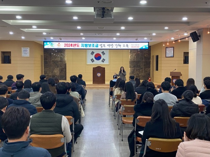 지난 23일 강화군청 진달래홀에서 보조사업 담당 공무원과 민간 보조사업자 140여 명을 대상으로 지방보조금 관리시스템(보탬e) 사용 교육을 진행했다.  사진=강화군