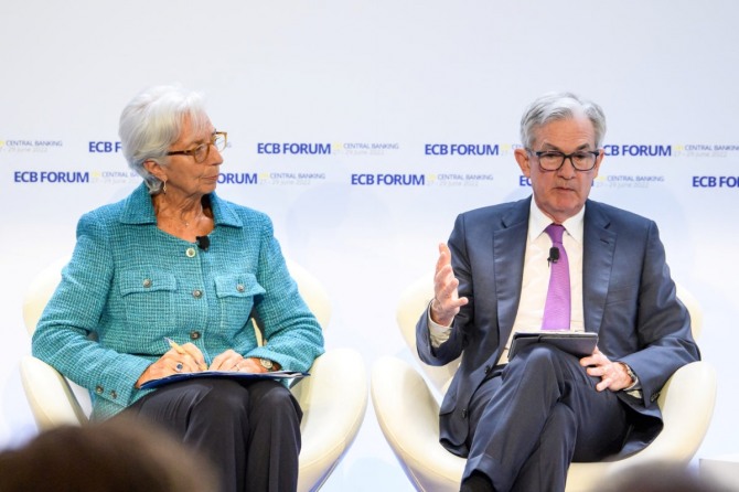 크리스틴 라가르드 유럽중앙은행(ECB) 총재(왼쪽)와 제롬 파월 미국 연방준비제도(Fed, 연준) 의장이 이상 징후를 보이는 물가 동향으로 인해 향후 통화 정책 방향을 놓고 고심하고 있다. 사진=PBS