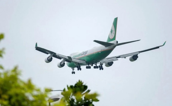  에바 항공 화물 보잉 747-400F 화물기가 싱가포르 창이 국제공항에 착륙하기 위해 접근하고 있다. 사진=로이터 