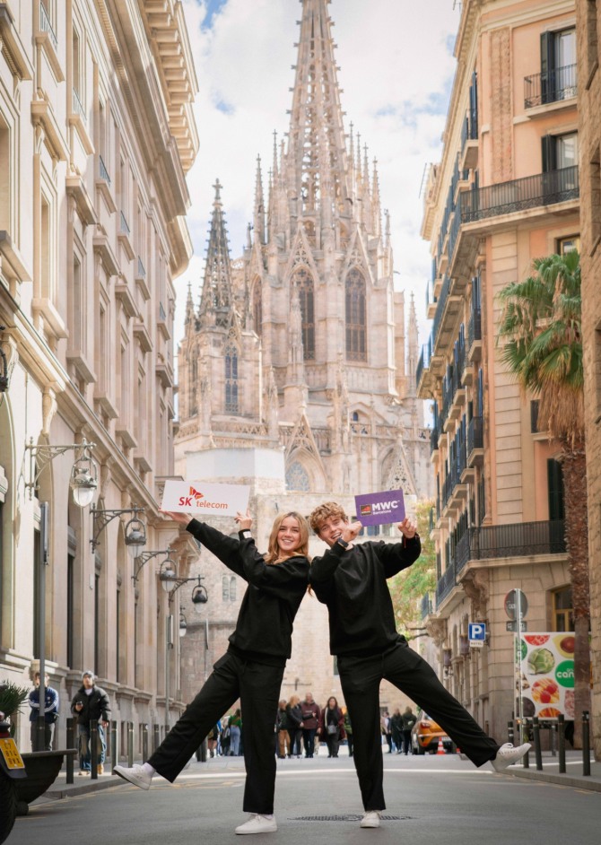 현지 모델들이 바르셀로나의 대표 명소 사그라다 파밀라아 성당(성 가족 성당)을 배경으로 MWC24 개막을 알리고 있다. 사진=SK텔레콤