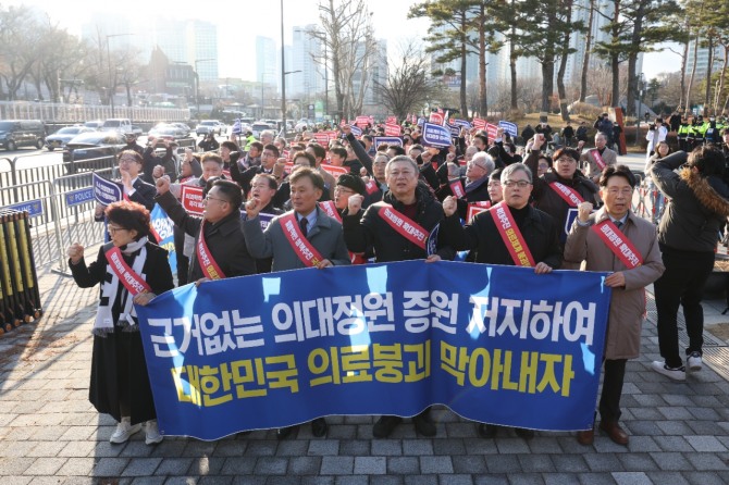 대한의사협회 의대정원 증원 저지 비상대책위원회가 25일 오후 서울 용산구 대통령실 앞에서 연 ‘전국 의사 대표자 확대 회의 및 행진 행사’에서 참가자들이 구호를 외치고 있다. 사진=연합뉴스.