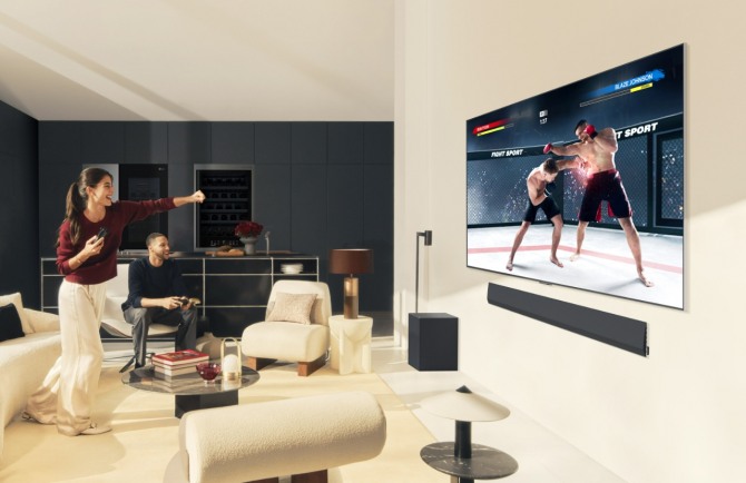 LG전자가 AI 성능을 강화한 신규 프로세서로 더 선명한 화질과 풍성한 공간 음향을 제공하는 2024년형 LG 올레드 TV와 QNED TV를 출시한다. 모델들이 2024년형 LG 올레드 TV로 콘텐츠를 즐기는 모습. 사진=LG전자