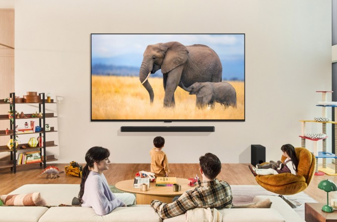 LG전자가 AI 성능을 강화한 신규 프로세서로 더 선명한 화질과 풍성한 공간 음향을 제공하는 2024년형 LG 올레드 TV와 QNED TV를 출시한다. 모델들이 2024년형 LG QNED TV로 콘텐츠를 즐기는 모습. 사진=LG전자
