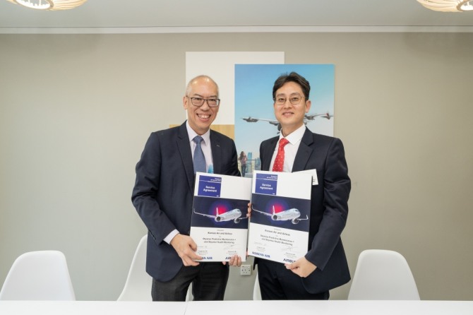 (왼쪽부터)레이몬드 림 에어버스 서비스 아시아태평양 책임자와 오종훈 대한항공 예측정비팀장이 기념촬영을 하고 있다. 사진=에어버스