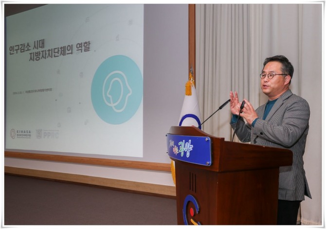 광양시는 지난 23일 시청 대회의실에서 인구문제에 대한 공직자의 이해와 관심도를 높이기 위해 공직자 260여 명을 대상으로 인구교육을 실시했다.사진=광양시