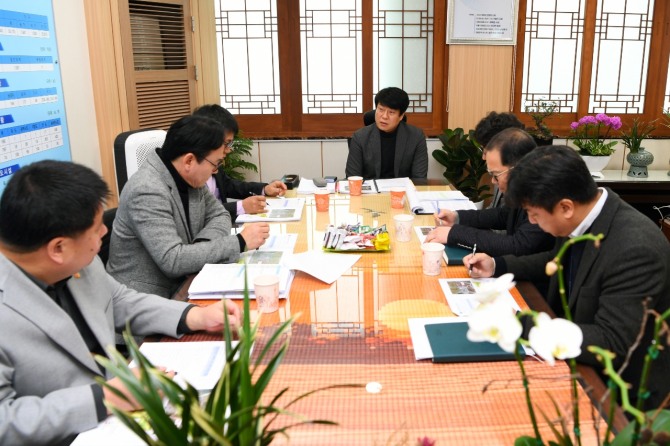 강화군 관계자들이 쇠락하는 원도심 부활,역점사업을 위해 회의를 하고 있다.  