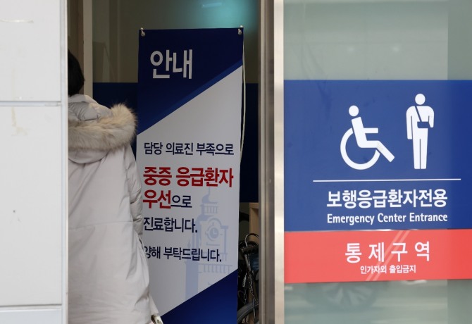정부가 전공의 이탈로 인한 의료 공백을 줄이기 위해 간호사에게 의사 업무 일부를 맡기는 '간호사 업무 관련 시범사업'이 시작된 27일 오후 서울 시내 한 대형병원에서 한 환자가 응급실로 들어가고 있다. 사진=뉴시스