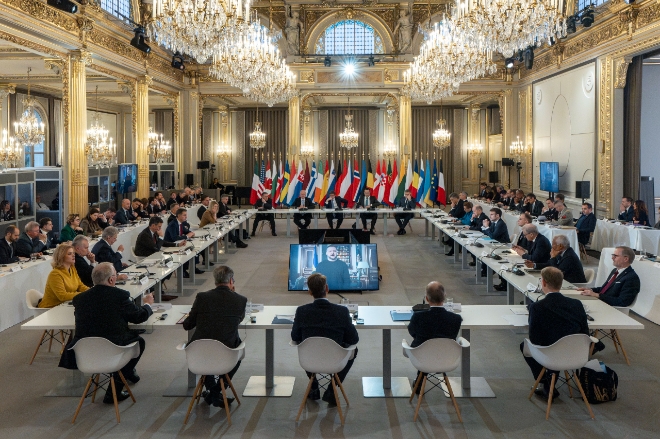 20개국 EU 정상들이 지난 26일(이하 현지시간) 프랑스 파리 엘리제궁에서 열린 회담에서 우크라이나에 대한 추가 지원 방안을 논의하고 있다. 사진=프랑스 대통령실