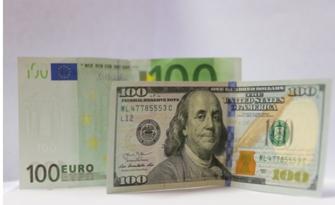 2022년 7월 7일 100달러 지폐가 100유로 지폐 앞에 놓여 있다. 사진=신화/뉴시스