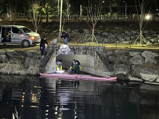 하남시, 망원천 유류 확산 방제작업 모습. 사진=하남시