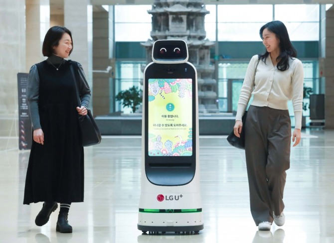 LG유플러스가 'U+안내로봇'과 'U+실내배송로봇'을 새롭게 출시했다. 사진=LG유플러스