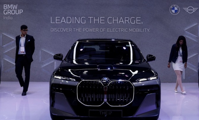 BMW의 전기차 i7이 2024년 2월 1일 인도 뉴델리에서 인도 상무부가 주최한 바라트 모빌리티 글로벌 엑스포에 전시된 모습.  사진=로이터/연합뉴스
