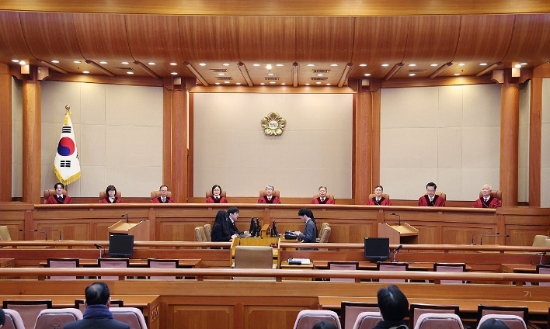 임신 32주 전 태아의 성별 공개를 금지하고 있는 의료법 조항이 위헌이라는 헌법재판소의 결정이 나왔다.
