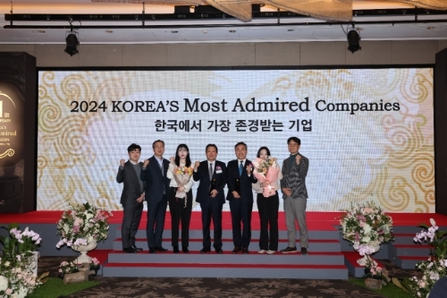 유한양행 임직원들이 한국에서 가장 존경받는 기업 수상을 기념해 기념촬영을 하고 있다. 사진=유한양행.