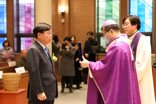 지난 23일 이영구 한림대학교강남성심병원장이 2024년 세계 병자의날 기념 '성 까밀로 상'을 수상하는 모습. 사진=한림대의료원