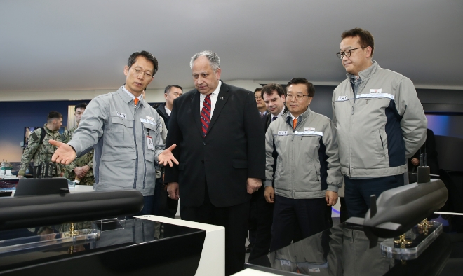 지난 27일 한화오션 거제사업장을 방문한 카를로스 델 토로 미 해군성 장관(왼쪽 두 번째)이 권혁웅 한화오션 대표이사(왼쪽 세번째)의 안내를 받아 함정 건조 현황 등에 대해 설명을 듣고 있다. 사진=한화오션