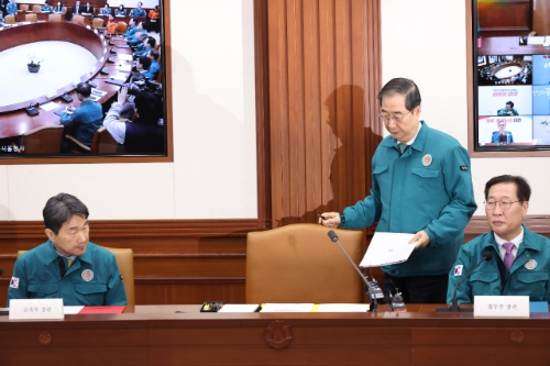 정부가 집단행동에 나선 전공의와 의대생들에게 제시한 현업 복귀 시한을 하루 앞둔 28일 오후 한덕수 국무총리가 서울 종로구 정부서울청사에서 열린 의사 집단행동 관련 중앙재난안전대책본부 회의에 입장하고 있다. 사진=연합뉴스