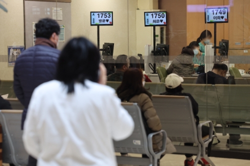 비급여 항목에 대한 보험금 지급 규모가 커지면서 보험업계가 실손보험 적자를 우려하고 있다. 사진은 서울 시내 한 병원 대기실 전경. 사진=연합뉴스