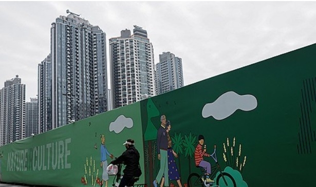 2024년 2월27일 홍콩 주거지역 아파트 단지 앞을 자전거를 탄 사람이 지나가고 있다.     사진=로이터/연합뉴스
