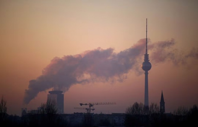 베를린의 발전소에서 증기 및 기타 배기가스가 올라오고 있다. 사진=로이터 