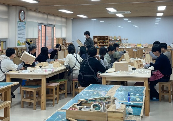 용인자연휴양양림 내 목재문화체험관서 목공예 프로그램 참여 모습. 사진=용인특례시