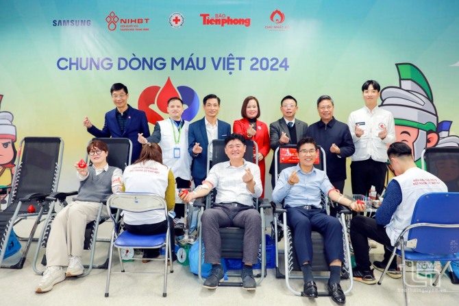 삼성전자 베트남 타이응옌 공장 직원들이 자발적으로 헌혈행사에 참여하고 있다.