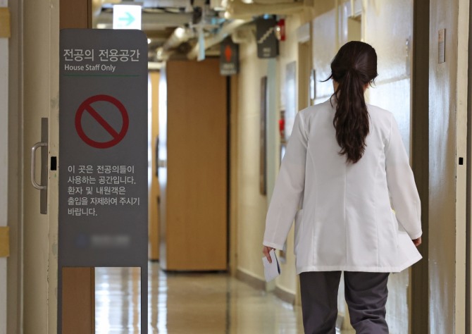 보험업계에서 전공의 중심의 파업이 전문의로 확산할 경우, 의료자문에도 차질이 발생할까 봐 우려하고 있다. 사진은 서울의 한 대학병원 모습. 사진=연합뉴스
