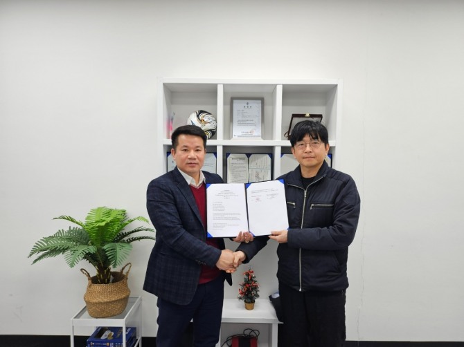 (왼쪽)빈코(BINKO)그룹 응우옌 두이 빈 대표, (오른쪽)온라인 도소매 거래 플랫폼 '두리안'을 운영하는 한국인증서비스의 최세준 대표. 사진=한국인증서비스